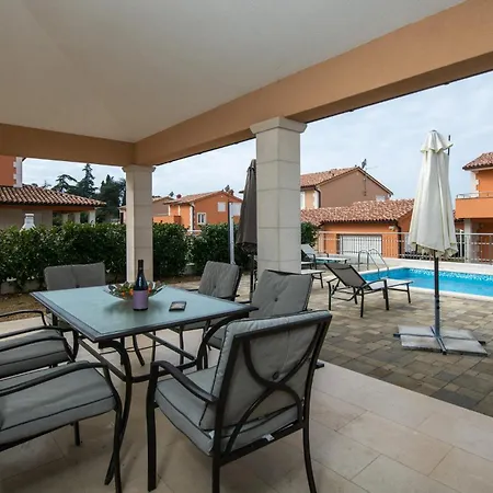 Amazing In With Outdoor Swimming Pool * Pula