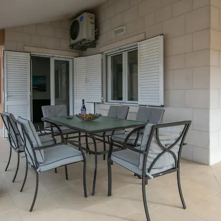 Amazing In With Outdoor Swimming Pool *